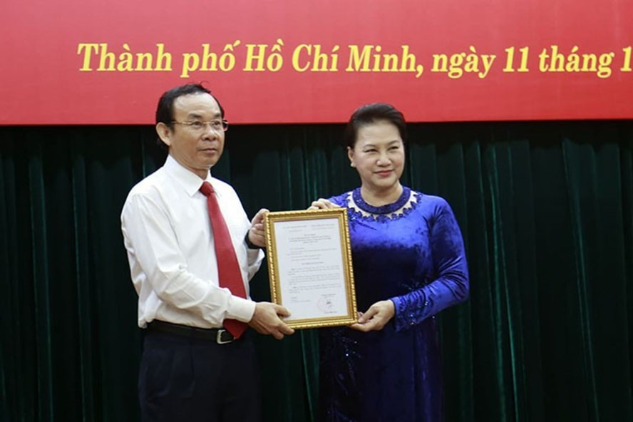 Chủ tịch Quốc hội Nguyễn Thị Kim Ngân thay mặt Bộ Chính trị trao quyết định của Bộ Chính trị cho ông Nguyễn Văn Nên. Ảnh: Tá Lâm