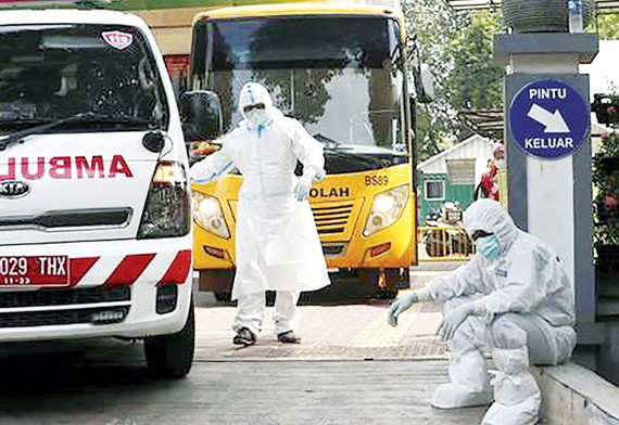 Nhân viên y tế Tây Ban Nha mệt mỏi trước thời điểm thủ đô Madrid bị phong tỏa trong làn sóng Covid-19 thứ 2