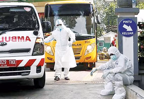 Nhân viên y tế Tây Ban Nha mệt mỏi trước thời điểm thủ đô Madrid bị phong tỏa trong làn sóng Covid-19 thứ 2