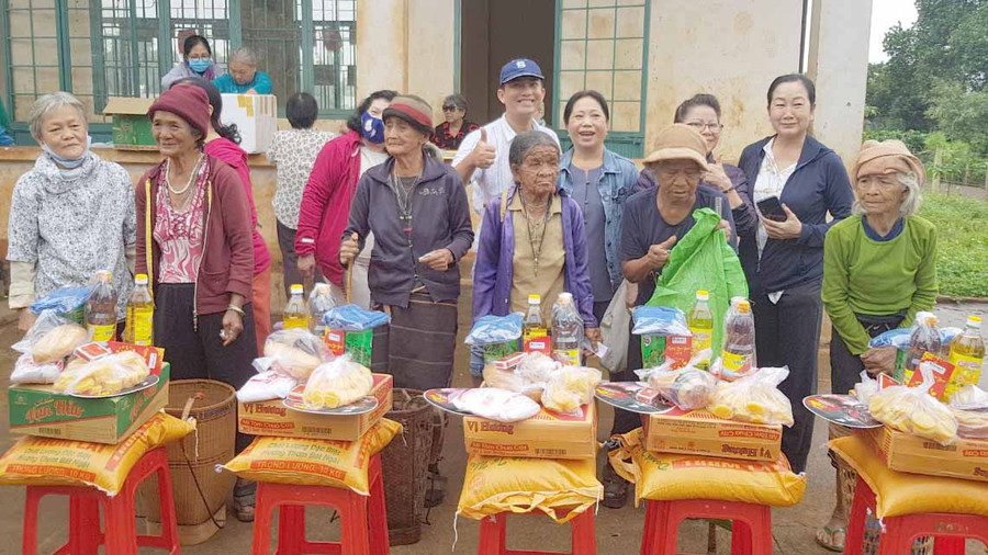 Tặng quà cho bệnh nhân phong làng Bluk Blui, xã Ia Ka. Ảnh: Hồng Ngọc