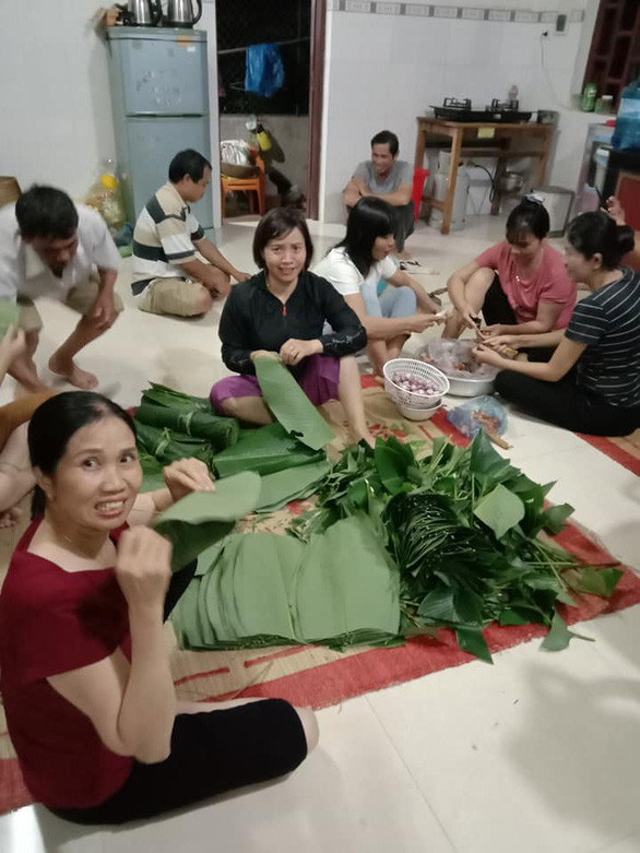 Người dân xã Nam Xuân (huyện Krông Nô, tỉnh Đak Nông) cùng nhau gói hàng trăm chiếc bánh chưng gửi đồng bào miền Trung.