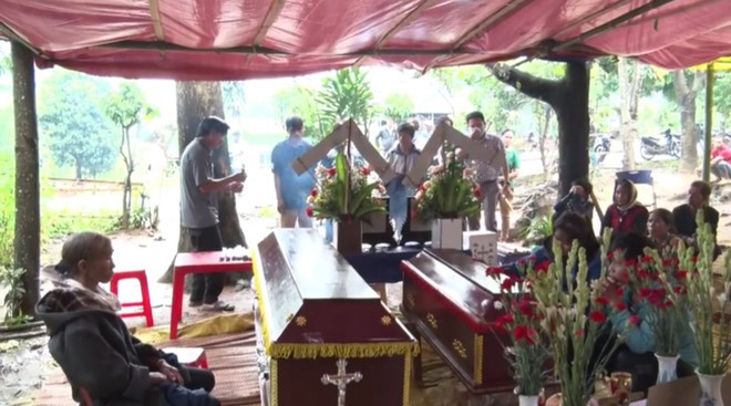 Gia đình tổ chức mai táng cho các nạn nhân ẢNH: ĐỨC NHẬT