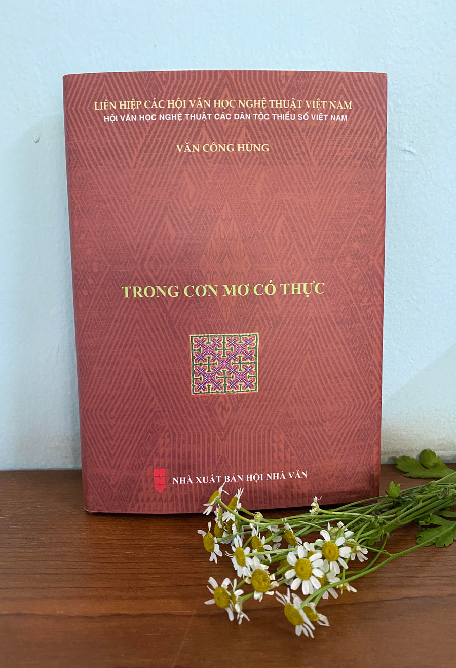 Tập thơ “Trong cơn mơ có thực”. Ảnh: Đào An Duyên