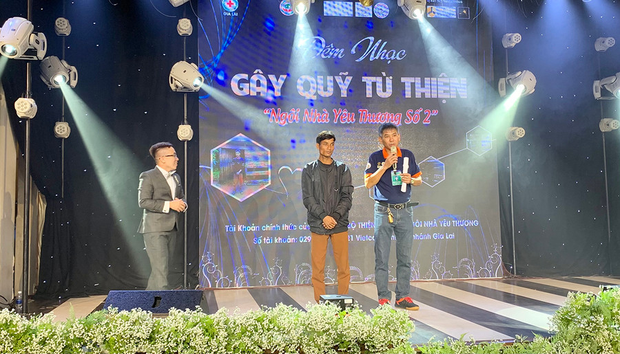 Đêm nhạc đã quyên góp được 77,7 triệu đồng và 2 tấn xi măng để xây nhà cho 3 anh em mồ côi A Nge (giữa). Ảnh: Như Nguyện Đêm nhạc đã quyên góp được 77,7 triệu đồng và 2 tấn xi măng để xây nhà cho 3 anh em mồ côi A Nge (giữa). Ảnh: Như Nguyện