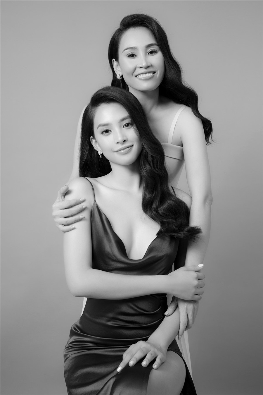 Sống xa nhà, cô hoa hậu ít có thời gian ở cạnh ba mẹ, nhưng cô vẫn sắp xếp thời gian để thi thoảng về thăm nhà ở Hội An. Bên cạnh đó, mẹ vẫn thường chia sẻ và động viên cô học tập, cân bằng cuộc sống xa nhà. Ảnh: Tang Tang.