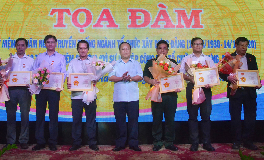 Đồng chí Châu Ngọc Tuấn (ở giữa)-Phó Bí thư Tỉnh ủy, Chủ tịch HĐND tỉnh tặng Kỷ niệm chương “Vì sự nghiệp công tác tổ chức xây dựng Đảng” cho các cán bộ, đảng viên. Ảnh: Phương Linh Đồng chí Châu Ngọc Tuấn (ở giữa)-Phó Bí thư Tỉnh ủy, Chủ tịch HĐND tỉnh tặng Kỷ niệm chương “Vì sự nghiệp công tác tổ chức xây dựng Đảng” cho các cán bộ, đảng viên. Ảnh: Phương Linh