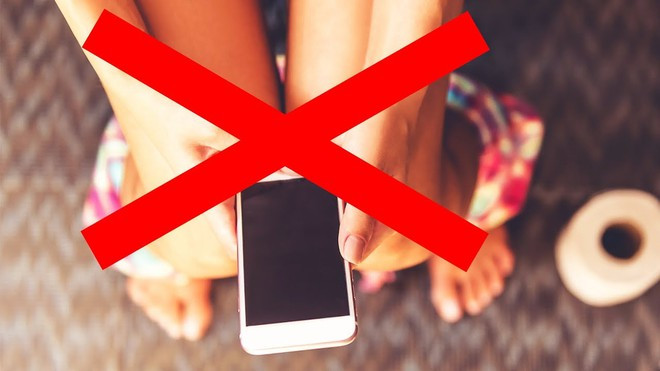  Việc vừa đi vệ sinh vừa sử dụng smartphone không chỉ có hại cho sức khỏe mà còn ảnh hưởng đến tinh thần và cách chúng ta làm việc - Ảnh minh họa: Shutterstock