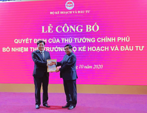  Bộ trưởng Nguyễn Chí Dũng trao Quyết định của Thủ tướng bổ nhiệm thứ trưởng Bộ Kế hoạch và đầu tư cho ông Trần Duy Đông - Ảnh: THÙY TRÂM