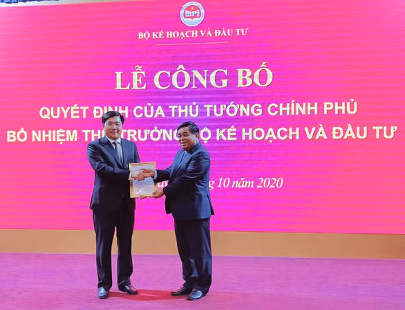  Bộ trưởng Nguyễn Chí Dũng trao Quyết định của Thủ tướng bổ nhiệm thứ trưởng Bộ Kế hoạch và đầu tư cho ông Trần Duy Đông - Ảnh: THÙY TRÂM