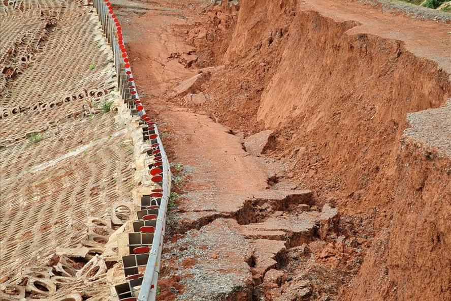 Đường giao thông trị giá gần 27 tỷ đồng vừa chậm bàn giao sử dụng vừa bị sụt lún nghiêm trọng. ẢNH: BẢO LÂM