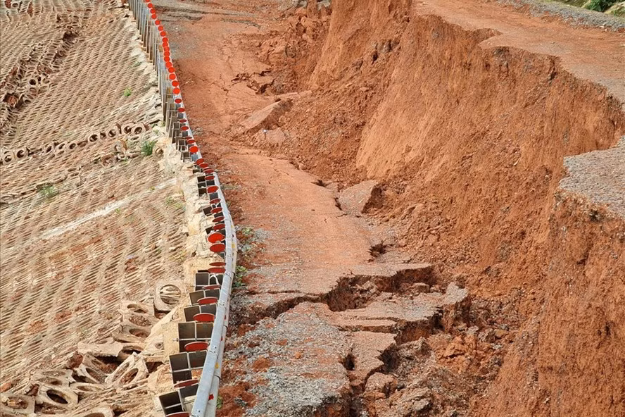 Đường giao thông trị giá gần 27 tỷ đồng vừa chậm bàn giao sử dụng vừa bị sụt lún nghiêm trọng. ẢNH: BẢO LÂM