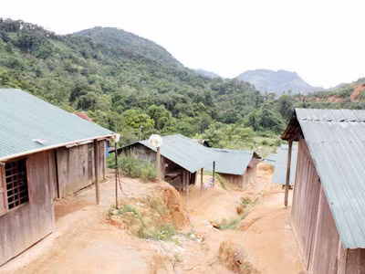 Những ngôi làng ở Phước Sơn luôn chênh vênh trên núi (trong ảnh, làng ở xã Phước Thành).