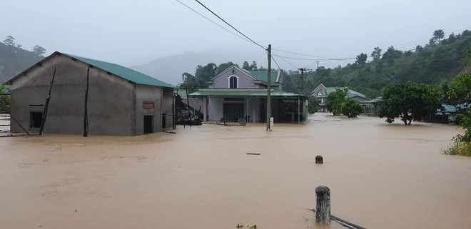 Nhà cửa ngập sâu trong nước khiến nhiều hộ dân phải di dời đến nơi an toàn ẢNH: CTV