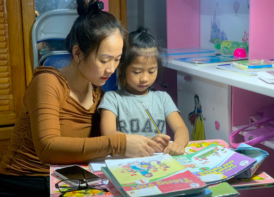 Chị Phan Thị Bích Chi (phường Tây Sơn, thị xã An Khê) gặp khá nhiều khó khăn khi hướng dẫn cháu gái học theo SGK mới. Ảnh: Mộc Trà Chị Phan Thị Bích Chi (phường Tây Sơn, thị xã An Khê) gặp khá nhiều khó khăn khi hướng dẫn cháu gái học theo SGK mới. Ảnh: Mộc Trà