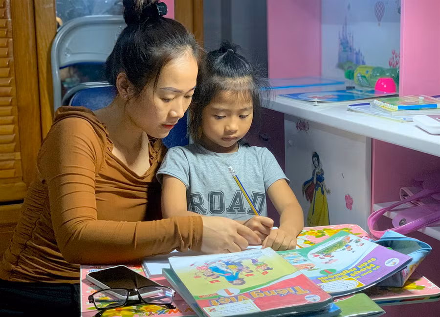  Chị Phan Thị Bích Chi (phường Tây Sơn, thị xã An Khê) gặp khá nhiều khó khăn khi hướng dẫn cháu gái học theo SGK mới. Ảnh: Mộc Trà