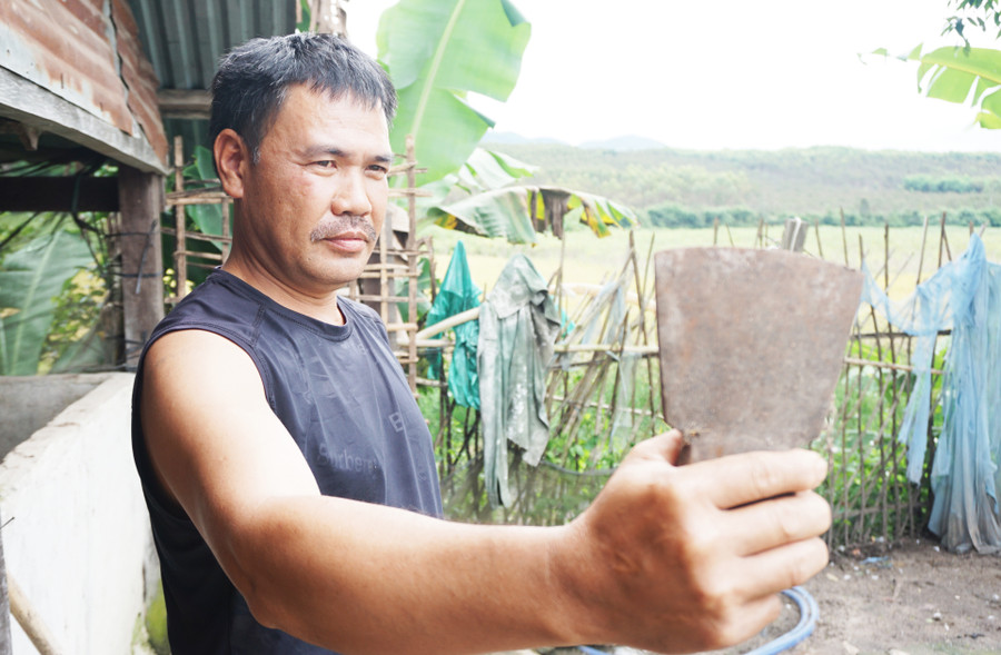 Ông Dương Xuân Kiếm với chiếc lưỡi rìu khi còn là “lâm tặc”. Ảnh: Minh Nguyễn