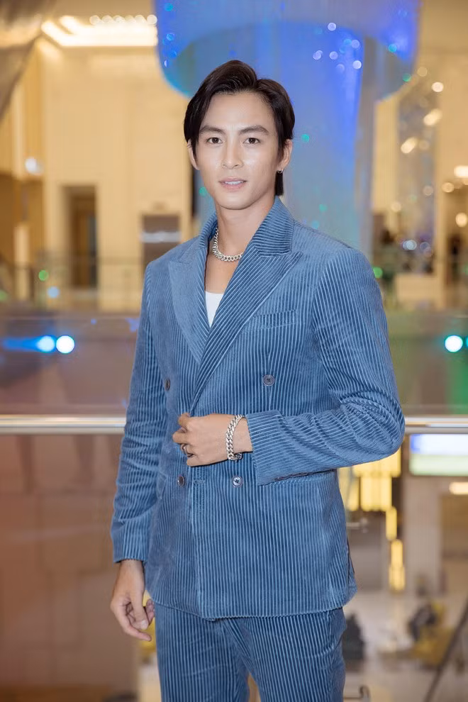 Diễn viên trẻ Lãnh Thanh lấy lại hình ảnh điển trai vốn có sau khi khiến người hâm mộ bất ngờ với mái tóc bạc cùng dung mạo có phần xuống sắc. Xuất hiện tại sự kiện, anh chọn trang phục vest màu xanh với điểm nhấn là những đường kẻ sọc màu trắng