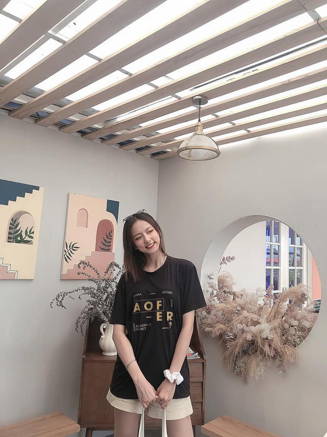 Nói về phản ứng của gia đình khi ghi danh Hoa hậu Việt Nam 2020, nữ thí sinh tiết lộ: “Mọi người rất ủng hộ khi tôi dự thi. Hiện tại gia đình đang ở quê nhưng sẵn sàng xin nghỉ để lên cổ vũ cho tôi. Tôi cảm thấy rất hạnh phúc vì điều đó” ẢNH: FBNV