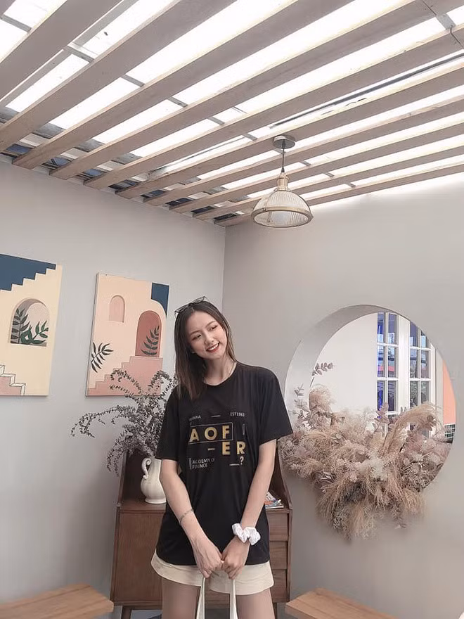 Nói về phản ứng của gia đình khi ghi danh Hoa hậu Việt Nam 2020, nữ thí sinh tiết lộ: “Mọi người rất ủng hộ khi tôi dự thi. Hiện tại gia đình đang ở quê nhưng sẵn sàng xin nghỉ để lên cổ vũ cho tôi. Tôi cảm thấy rất hạnh phúc vì điều đó” ẢNH: FBNV