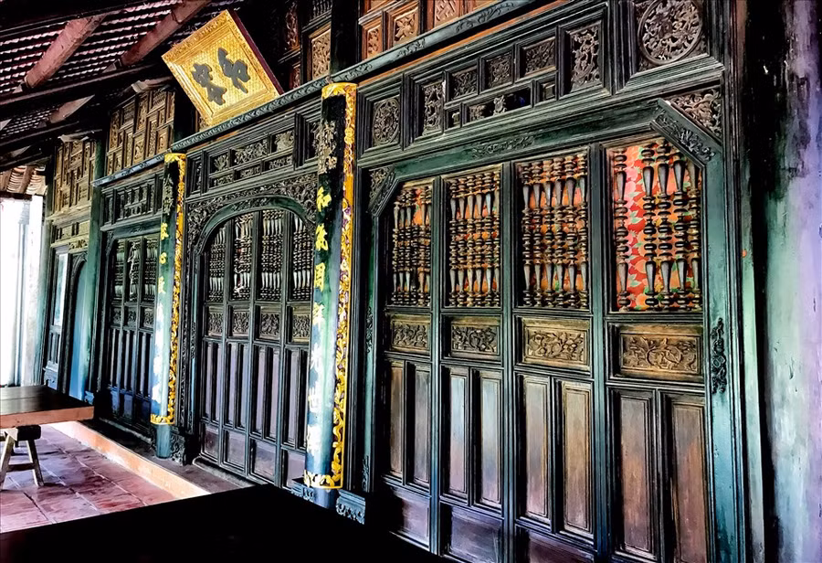 Ngôi nhà cổ trăm cột tọa lạc tại ấp Tây (xã Tân Bình, huyện Châu Thành, tỉnh Đồng Tháp) do cụ Lê Minh Tồn (78 tuổi) chăm lo, giữ gìn.