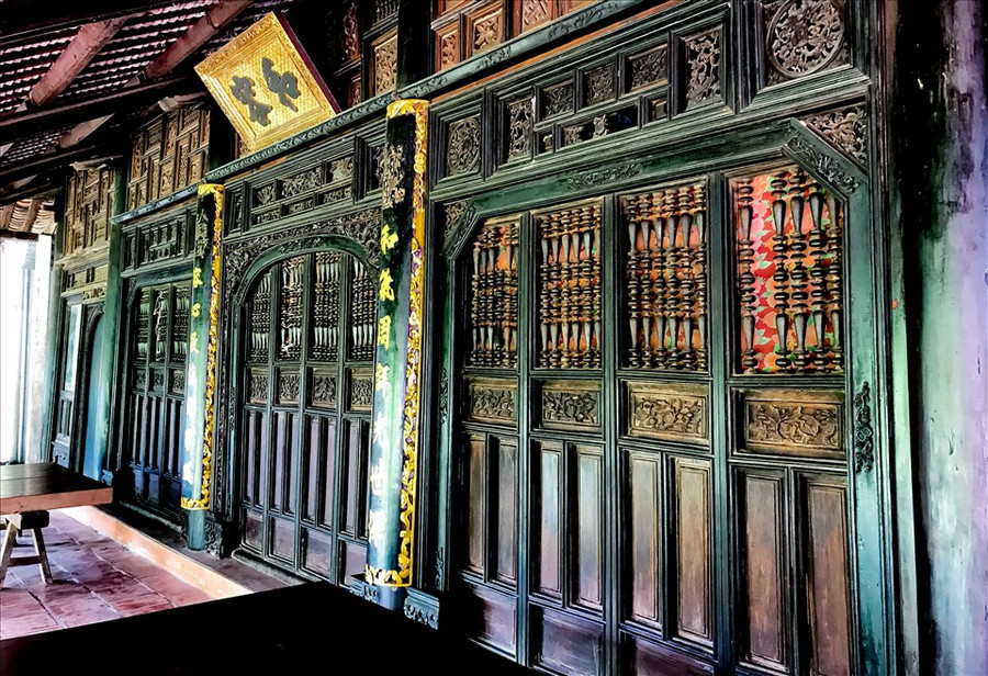 Ngôi nhà cổ trăm cột tọa lạc tại ấp Tây (xã Tân Bình, huyện Châu Thành, tỉnh Đồng Tháp) do cụ Lê Minh Tồn (78 tuổi) chăm lo, giữ gìn.
