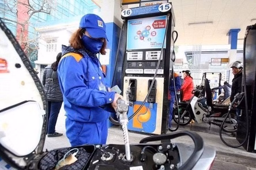 Mỗi lít xăng đang 