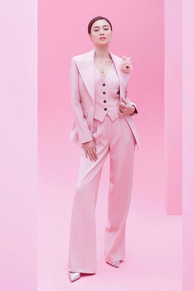 Vẻ đẹp của Lan Ngọc phù hợp với nhiều phong cách thời trang, cô dễ dàng chinh phục các bộ suit menswear kén dáng ẢNH: MILOR TRẦN