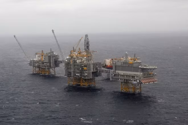 Bóng ma Covid-19 vẫn tiếp tục gây sức ép lên thị trường nhiên liệu thế giới.