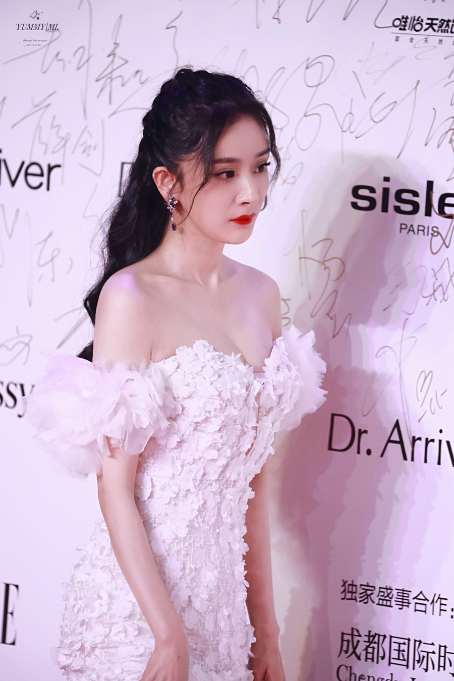 Dương Mịch khoe khéo nhan sắc xinh đẹp rạng ngời khi xuất hiện trong sự kiện có dàn sao đình đám tham dự như: Đường Yên, Hồ Hạnh Nhi, Bạch Lộc, Giang Sơ Ảnh, Lâm Duẫn...