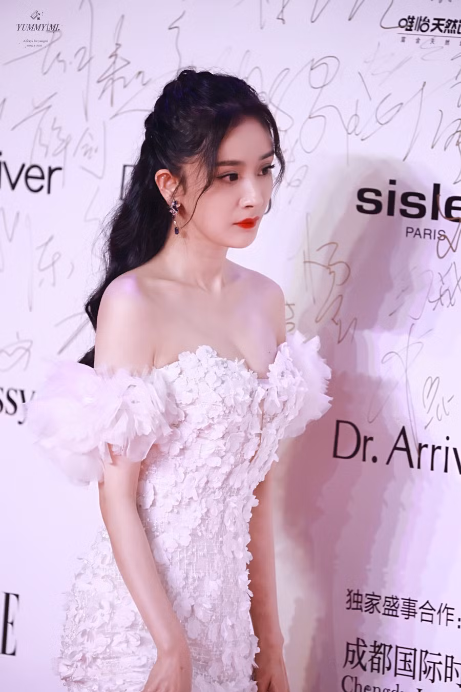 Dương Mịch khoe khéo nhan sắc xinh đẹp rạng ngời khi xuất hiện trong sự kiện có dàn sao đình đám tham dự như: Đường Yên, Hồ Hạnh Nhi, Bạch Lộc, Giang Sơ Ảnh, Lâm Duẫn...