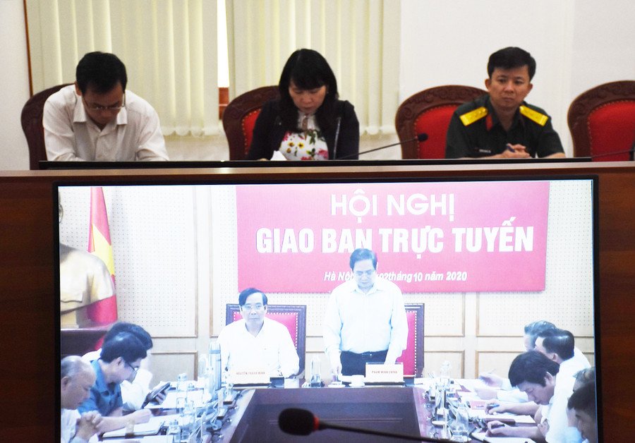  Các đại biểu theo dõi hội nghị giao ban trực tuyến qua màn hình. Ảnh: Minh Nguyễn