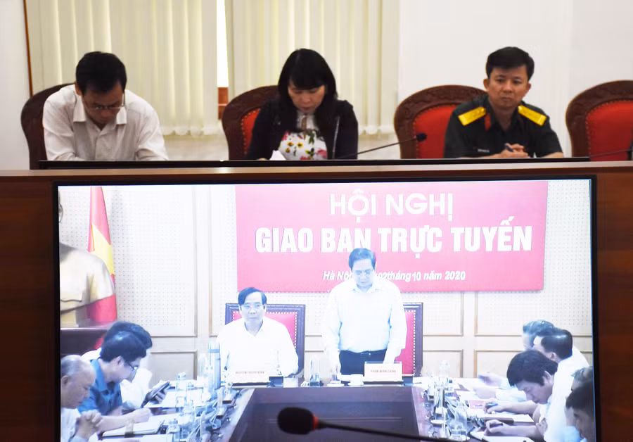 Các đại biểu theo dõi hội nghị giao ban trực tuyến qua màn hình. Ảnh: Minh Nguyễn Các đại biểu theo dõi hội nghị giao ban trực tuyến qua màn hình. Ảnh: Minh Nguyễn