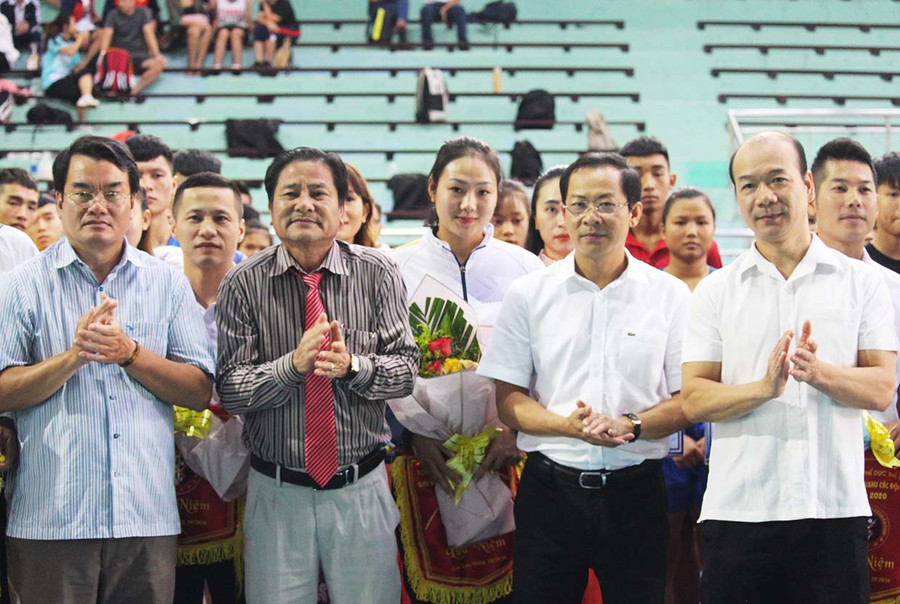 Các đồng chí lãnh đạo tỉnh Gia Lai và Tổng cục Thể dục Thể thao tặng hoa cho các đoàn VĐV. Ảnh: Nguyễn Tú