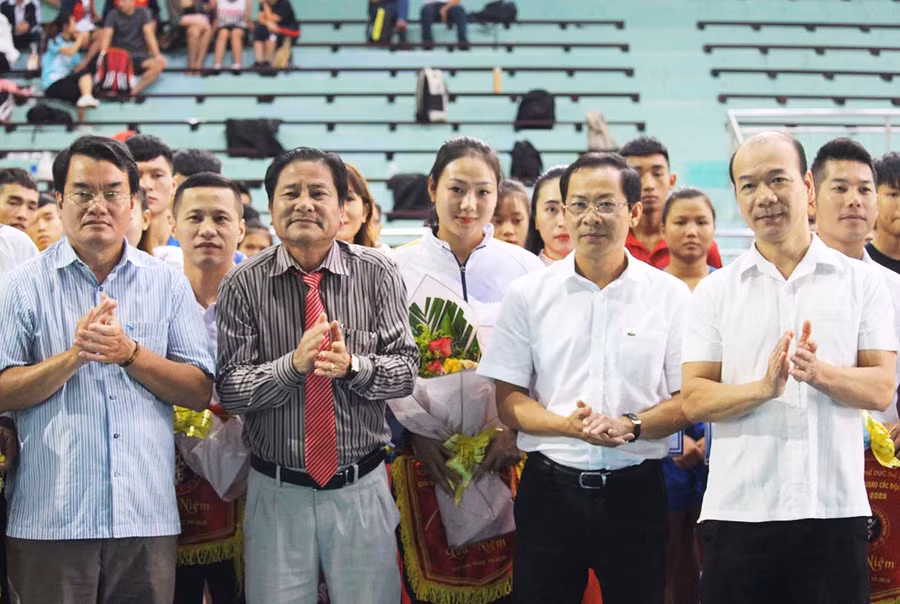 Các đồng chí lãnh đạo tỉnh Gia Lai và Tổng cục Thể dục Thể thao tặng hoa cho các đoàn VĐV. Ảnh: Nguyễn Tú