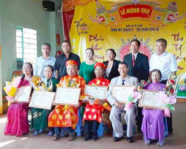 Lễ mừng thọ người cao tuổi ở thôn Mỹ Thạch 2 (thị trấn Chư Sê, huyện Chư Sê). Ảnh: Hoàng Cư Lễ mừng thọ người cao tuổi ở thôn Mỹ Thạch 2 (thị trấn Chư Sê). Ảnh: Hoàng Cư