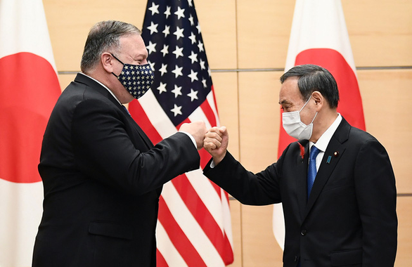 Thủ tướng Nhật Yoshihide Suga (phải) và Ngoại trưởng Mỹ Mike Pompeo chào nhau trước cuộc hội đàm của họ tại Văn phòng Thủ tướng Nhật ở Tokyo ngày 6-10-2020 - Ảnh: REUTERS