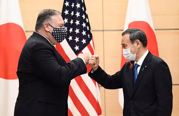 Thủ tướng Nhật Yoshihide Suga (phải) và Ngoại trưởng Mỹ Mike Pompeo chào nhau trước cuộc hội đàm của họ tại Văn phòng Thủ tướng Nhật ở Tokyo ngày 6-10-2020 - Ảnh: REUTERS