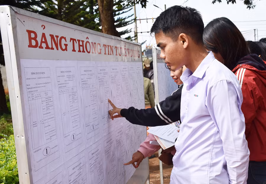  Người lao động tìm hiểu thông tin về việc làm tại phiên giao dịch. Ảnh: Hà Phương