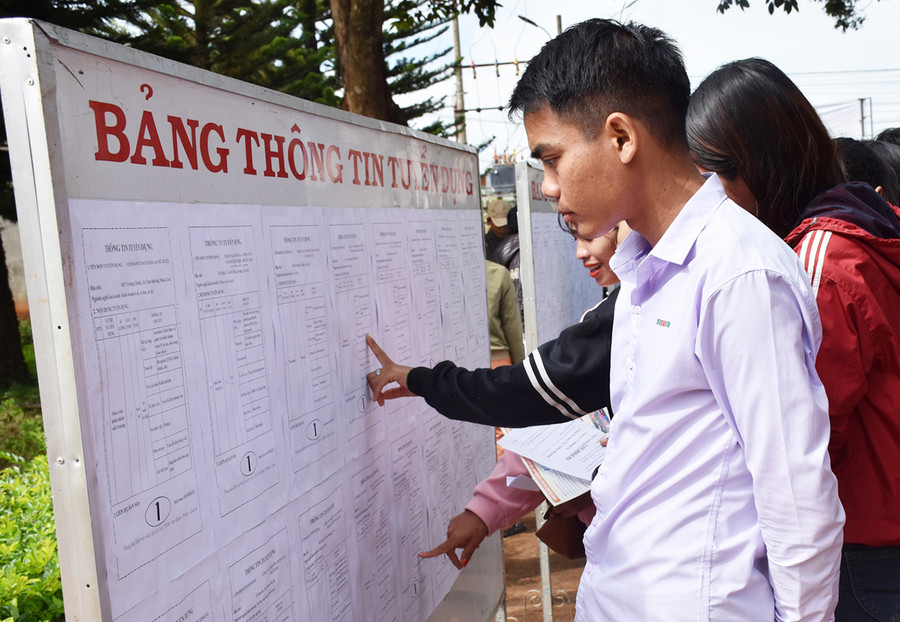  Người lao động tìm hiểu thông tin về việc làm tại phiên giao dịch. Ảnh: Hà Phương
