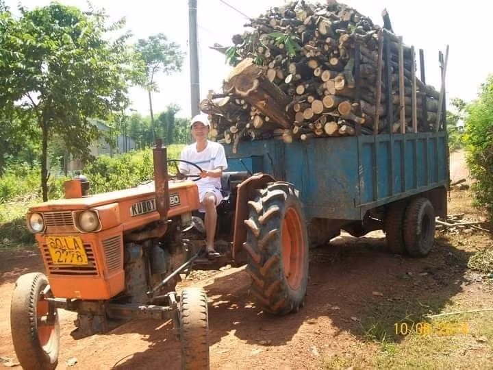 Anh Nguyễn Bá Cương (1987, Hiền Thiên 2, xã Phong Xuân, huyện Phong Điền, Tỉnh Thừa Thiên Huế) - người vừa gọi điện từ Thuỷ điện Rào Trăng 3 về nhà. Ảnh: Người nhà cung cấp.
