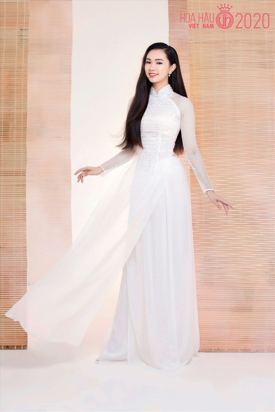 Đinh Thị Thu Uyên từng giảnh giải Người đẹp du lịch ở cuộc thi Người đẹp Hạ Long 2018 trước khi đến với Hoa hậu Việt Nam 2018. Ảnh: Lê Thiện Viễn.