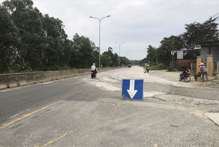 Người dân phải cảnh báo để xe máy tránh vào phần đường hư hỏng.