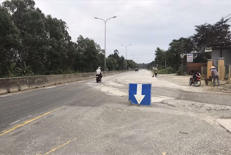 Người dân phải cảnh báo để xe máy tránh vào phần đường hư hỏng.