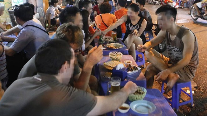 Bán rượu, bia cho người dưới 18 tuổi bị phạt 1 triệu đồng - Ảnh minh họa: Ngọc Thắng Bán rượu, bia cho người dưới 18 tuổi bị phạt 1 triệu đồng - Ảnh minh họa: Ngọc Thắng