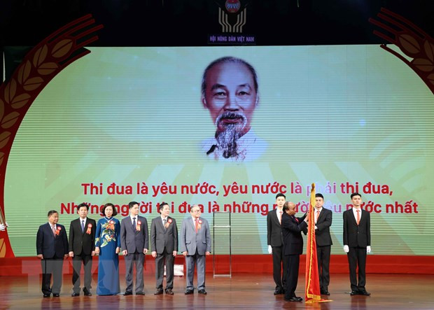 Thủ tướng Nguyễn Xuân Phúc, Chủ tịch Hội đồng Thi đua-Khen thưởng Trung ương trao tặng Huân chương Hồ Chí Minh cho Hội Nông dân Việt Nam. (Ảnh: Thống Nhất/TTXVN)