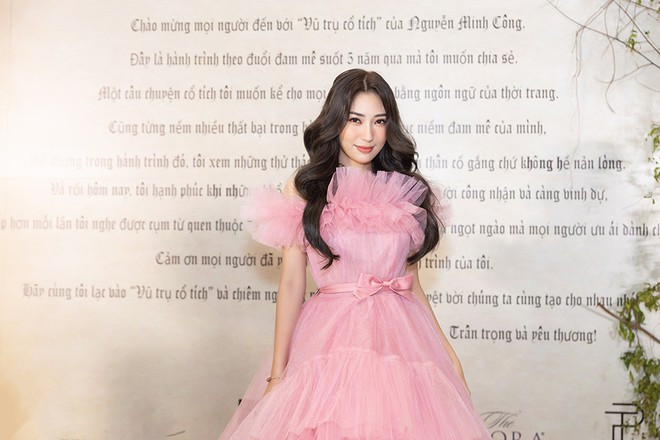 Trong thiết kế đầm màu hồng nhạt kết hợp với mái tóc uốn bồng bềnh và phong cách trang điểm trong veo, Khổng Tú Quỳnh khiến một số khán giả được gặp lại hình ảnh Cô bé dâu tây dễ thương, nhí nhảnh cách đây nhiều năm cùng những ca khúc teenpop như Lạnh, Xe buýt hai tầng, Nhớ lắm...