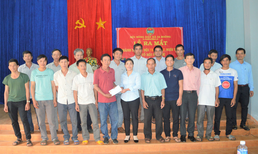 Lãnh đạo Hội Nông dân huyện trao quà cho các thành viên Tổ hội nuôi dê. Ảnh: Đinh Yến