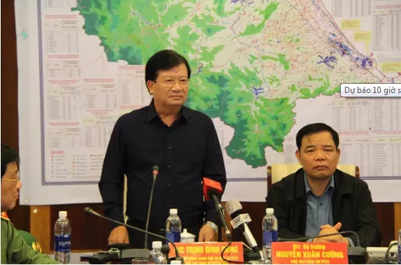 Phó Thủ tướng Trịnh Đình Dũng họp khẩn bàn công tác chống bão số 9 lúc 23 giờ ngày 27-10 - Ảnh: NLĐO