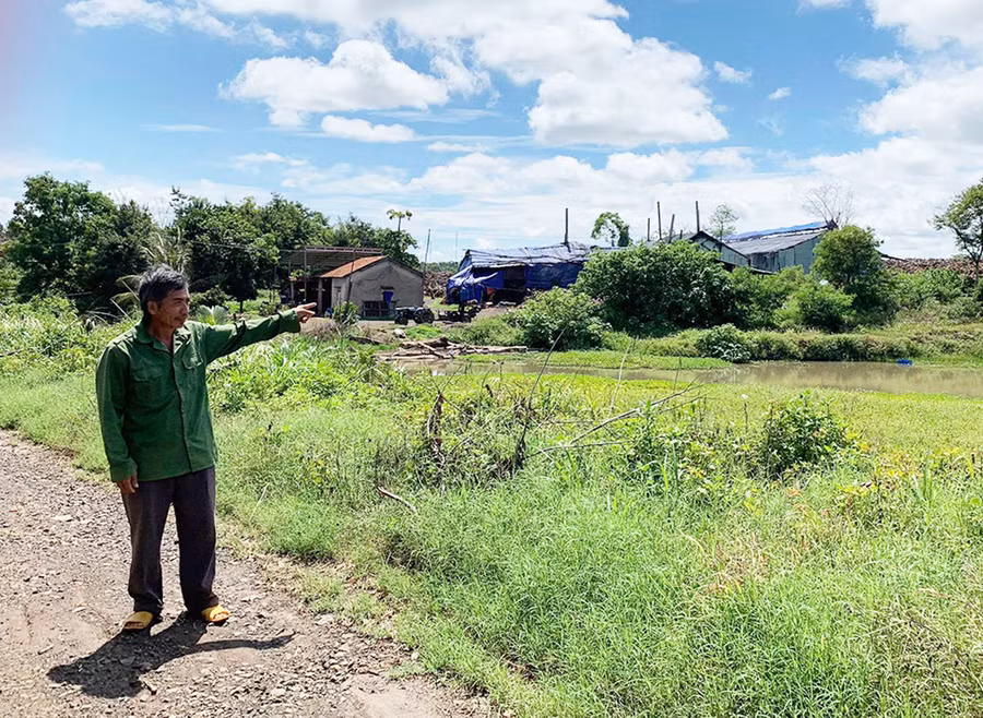 Người dân bức xúc chỉ về khu vực xây dựng các lò than gây ô nhiễm môi trường của hộ ông Cường. Ảnh: Hồng Thương