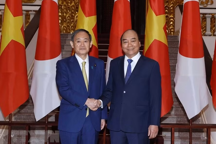 Thủ tướng Nguyễn Xuân Phúc và Thủ tướng Suga Yoshihide. Ảnh: TTXVN.